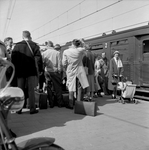 837340 Afbeelding van reizigers op het 6e perron van het N.S.-station Rotterdam C.S. te Rotterdam.